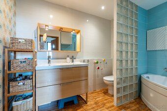 Ponúkame pekný, moderný, 3 izbový byt, na treťom poschodí, s