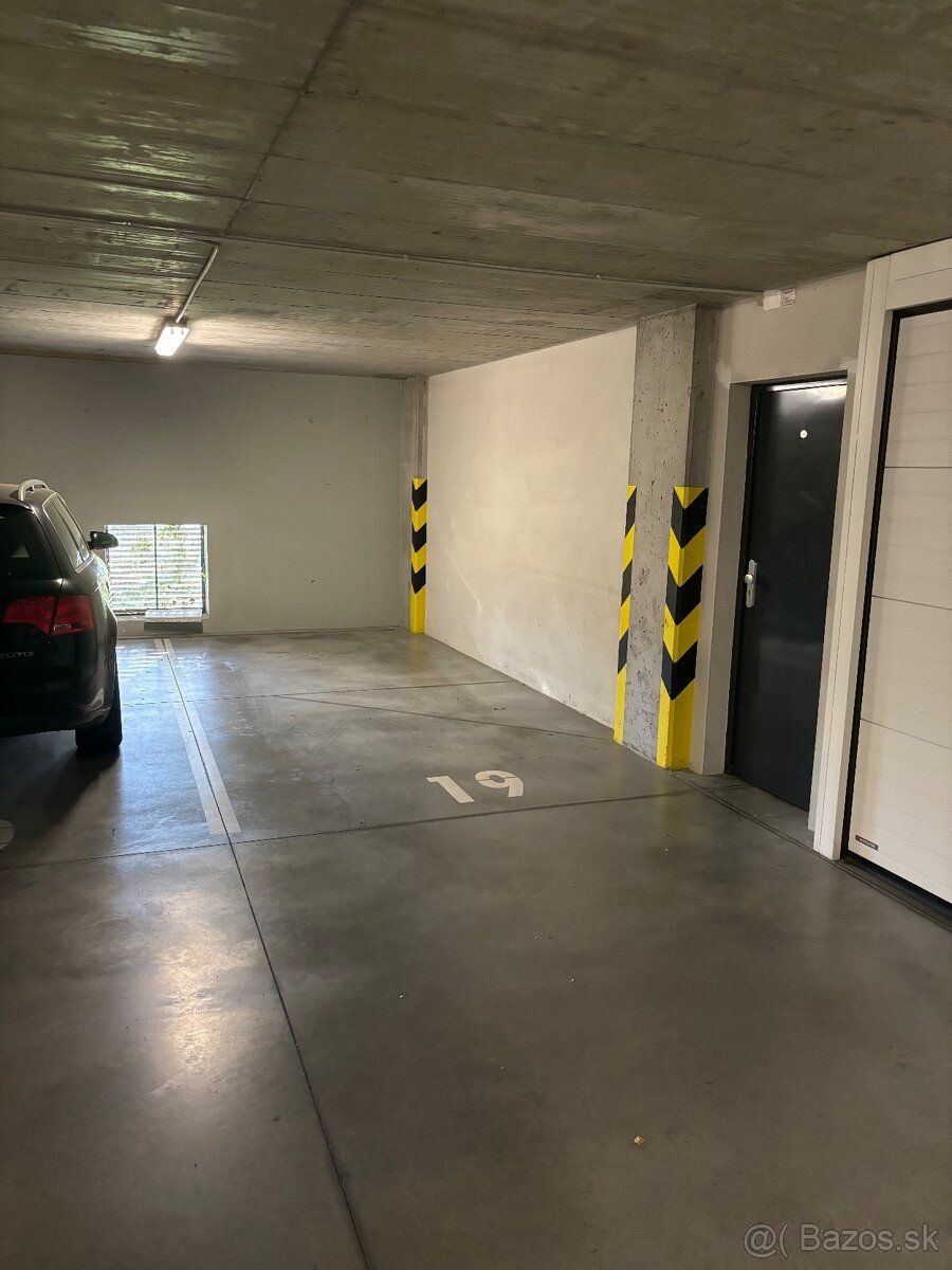 Ponúkam na prenájom miesto v podzemnej garáži na ulici na Já