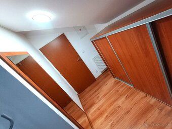 Výmera: 57,2 m² + 2,2 m² balkón Dispozícia: 2 izby, kuchyňa,