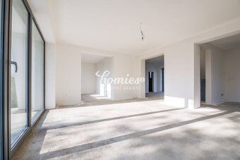 Moderný 5-izbový rodinný dom s veľkorysým pozemkom – na skok