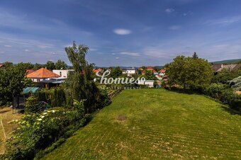 Moderný 5-izbový rodinný dom s veľkorysým pozemkom – na skok