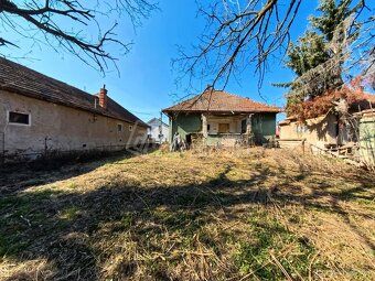Priestranný pozemok /1720m2/ so starším rodinným domom v pok
