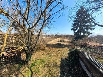 Priestranný pozemok /1720m2/ so starším rodinným domom v pok