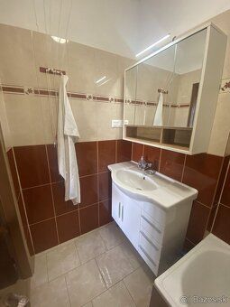 - PRENÁJOM - 4 – izbový byt 80m2 - čiastočne zariadený a vyb