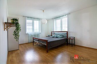 Ponúkame na predaj priestranný poschodový rodinný dom v tich