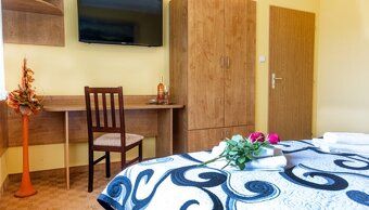 DLHODOBÝ PRENÁJOM – APARTMÁN S PRÍSTELKOU VO VEĽKEJ LOMNICI
