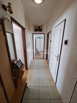 TUreality ponúka na predaj 3 izbový byt v Hlohovci s balkóno