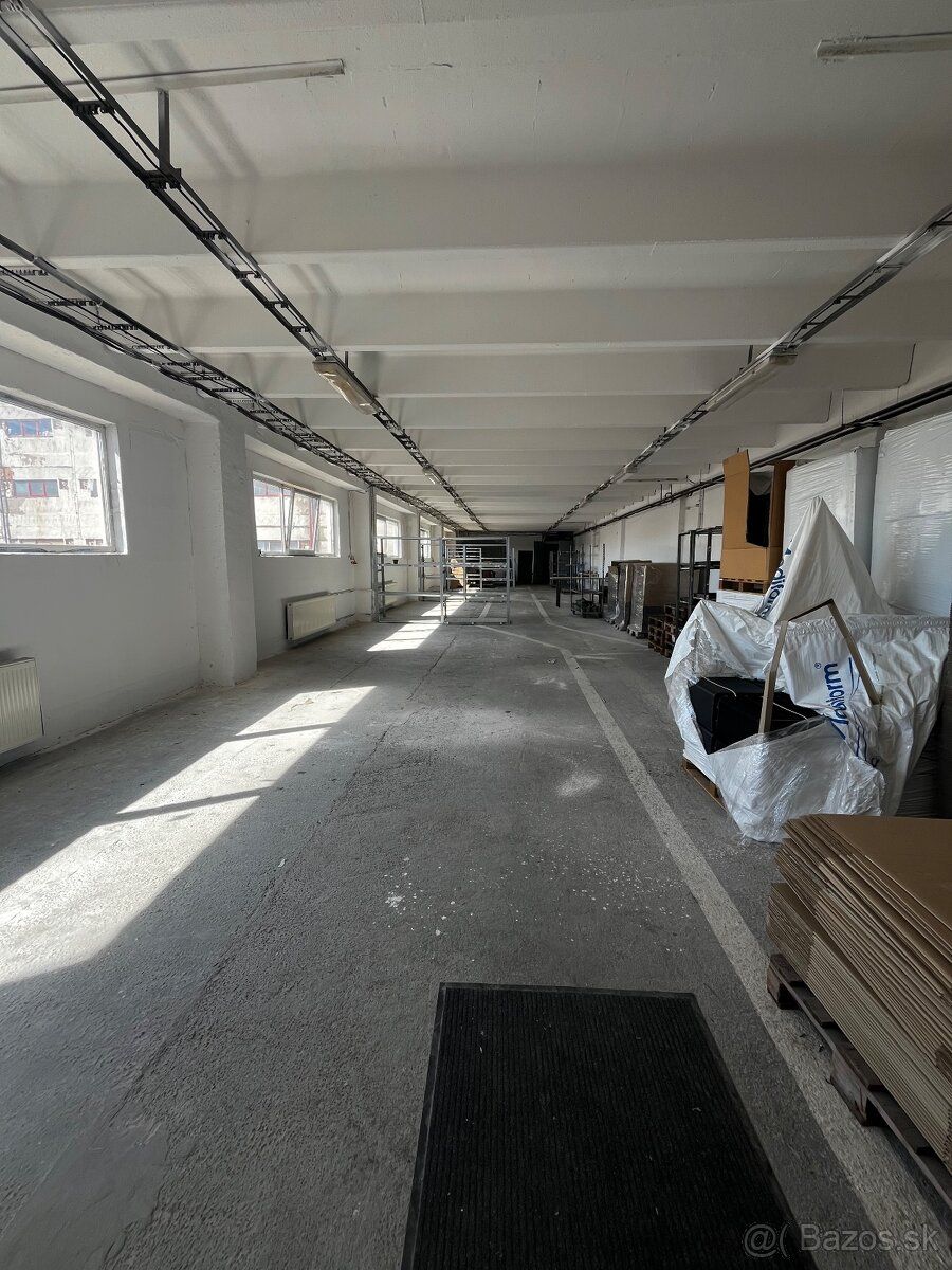 Ponúkame na prenájom skladovú halu s výmerou 450 m², nachádz
