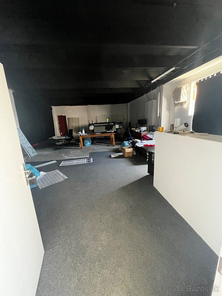 Ponúkame na prenájom skladovú halu s výmerou 450 m², nachádz