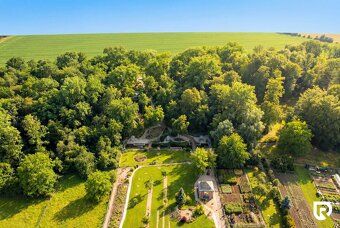 Súkromné rodinné sídlo s bazénom, vlastným vinohradom a park