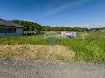 Realitná kancelária RE/MAX ponúka na predaj pozemok na výsta