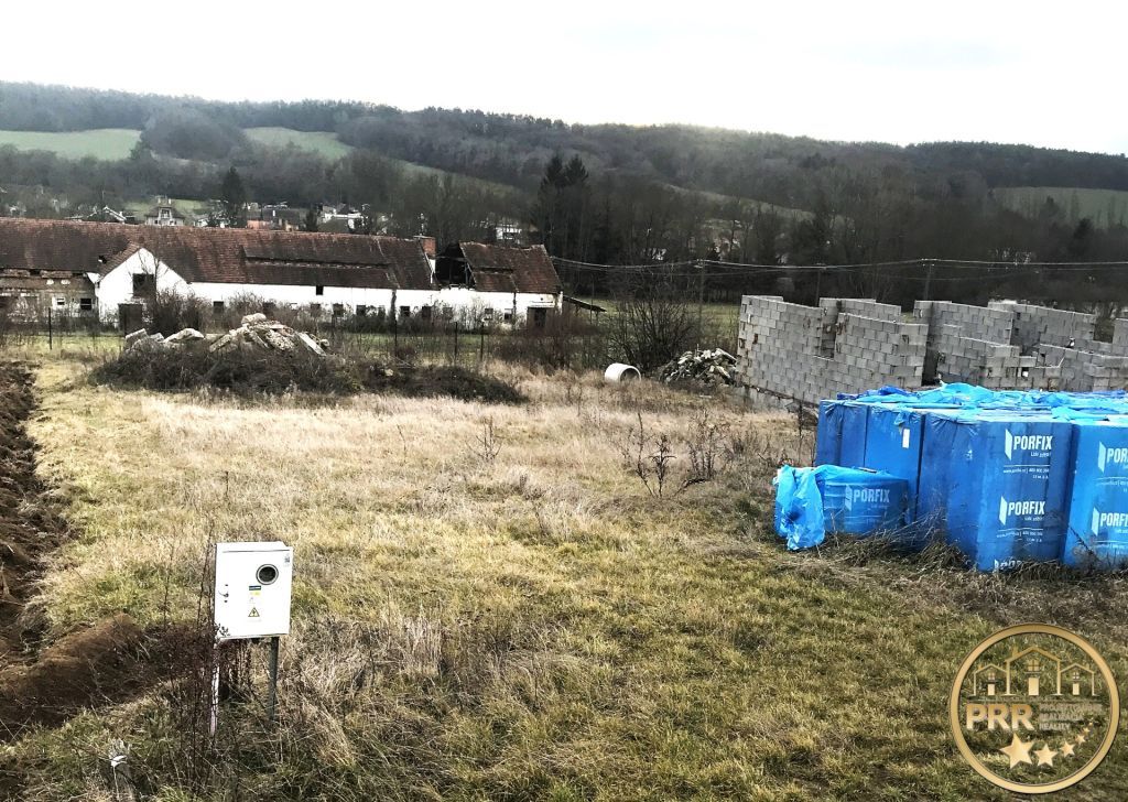 PRR- reality Vám ponúka Na PREDAJ slnečný mierne svahovitý p