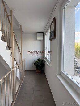 Nezariadený 1,5-izbový byt s veľkou zasklenou loggiou – Koši