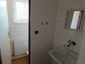 Ponúkame na prenájom kanceláriu dve miestnosti, 27,73m2 + 4,