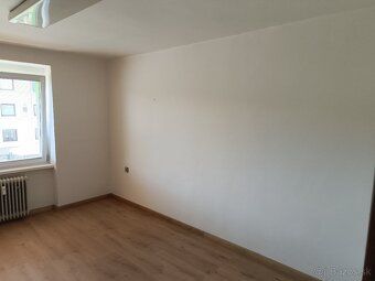 Ponúkame na prenájom kanceláriu dve miestnosti, 27,73m2 + 4,