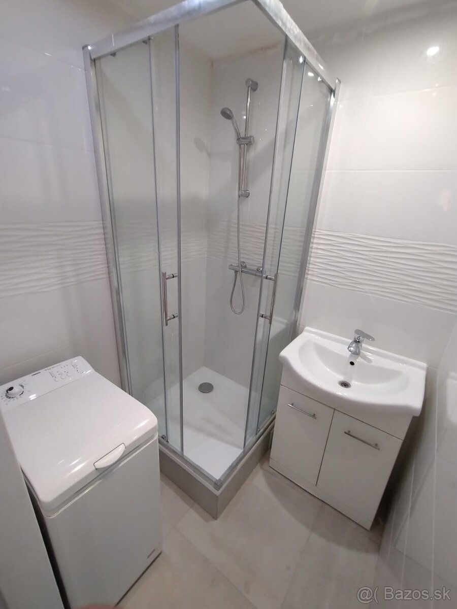 Looking for a Flatmate (preferably a woman) - Starting July 