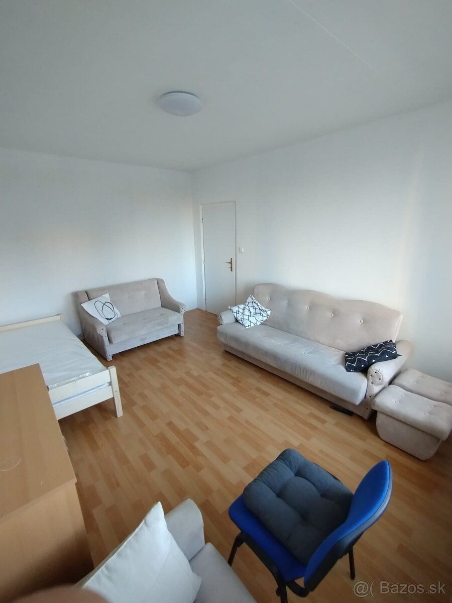 Looking for a Flatmate (preferably a woman) - Starting July 