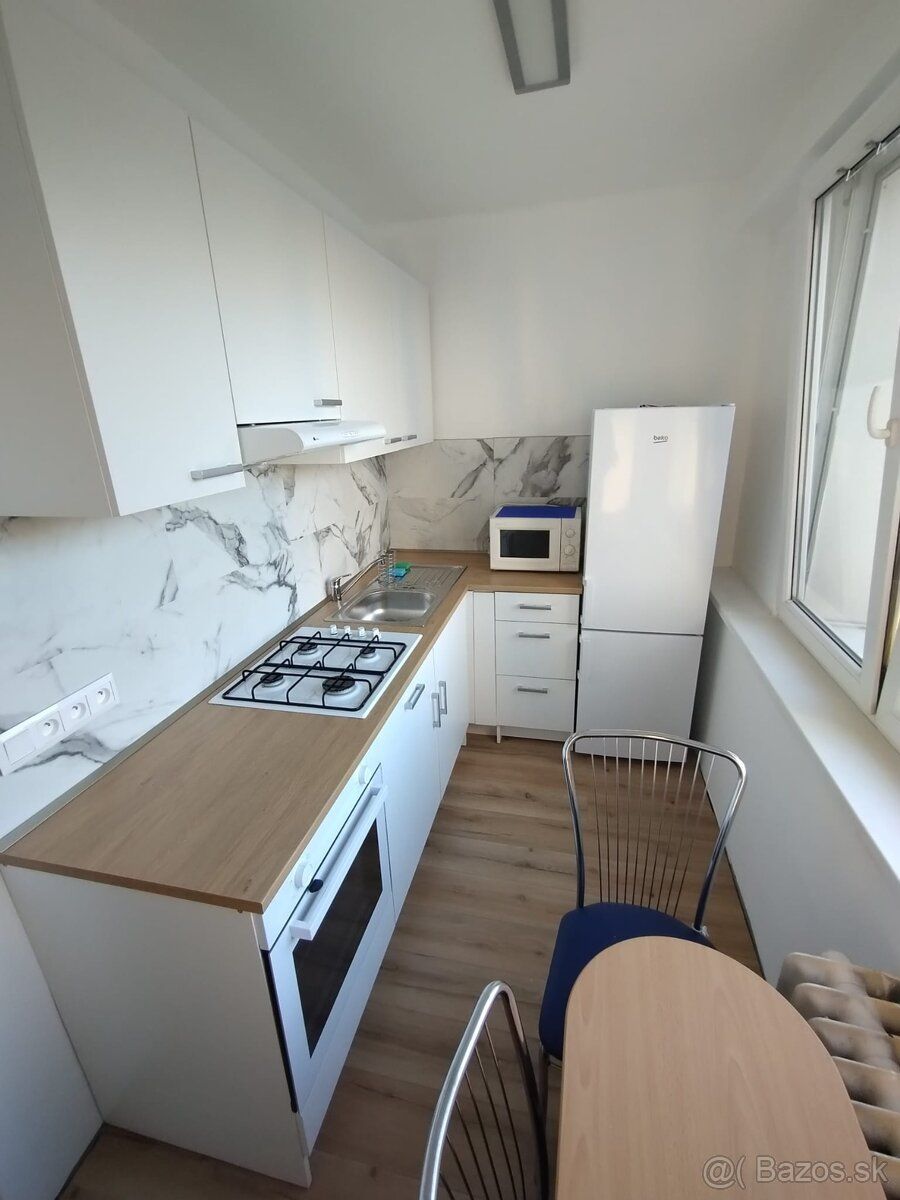 Looking for a Flatmate (preferably a woman) - Starting July 