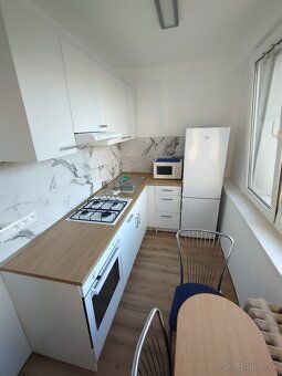 Looking for a Flatmate (preferably a woman) - Starting July 