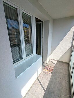 Priestranný 2-izbový byt s veľkou lodžiou a potenciálom úpra