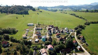 PONÚKAME NA PREDAJ STAVEBNÝ POZEMOK KÚSOK OD VODNEJ NÁDRŽE L