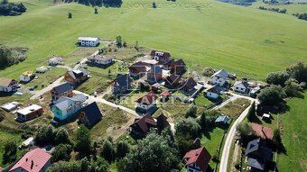 PONÚKAME NA PREDAJ STAVEBNÝ POZEMOK KÚSOK OD VODNEJ NÁDRŽE L