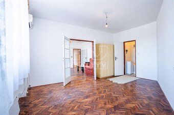 Hľadáte bývanie, ktoré spája veľkorysý priestor, dostatok sv