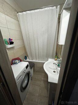Ponúkam na prenájom priestranný 3-izbový byt o výmere 74 m² 