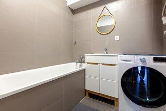 Vo výhradnom zastúpení realitnej kancelárie REMAX Mr & Mrs s