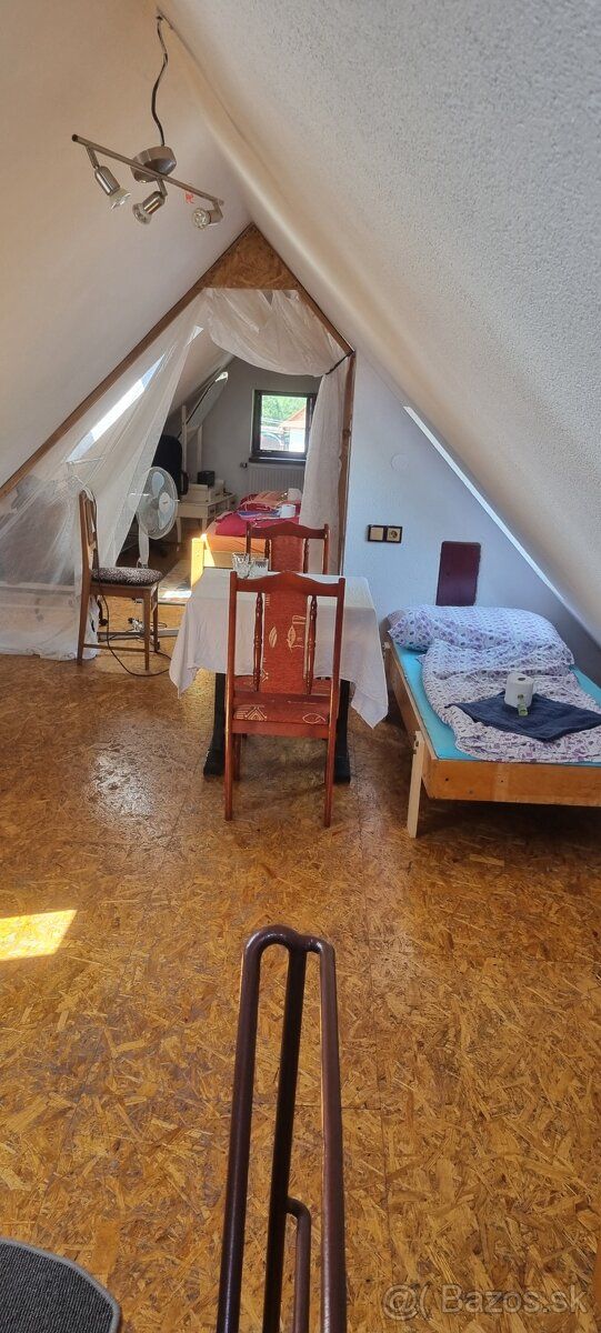 Prenájmem krátkodobo zariadené izby v podkroví rodinného dom
