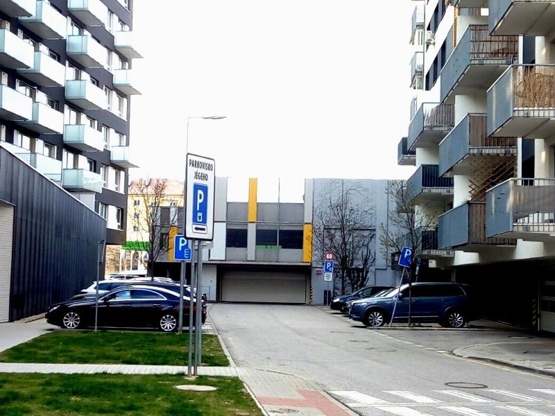 Prenájom vnútorného parkovacieho státia – Jégeho ulica, Brat