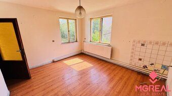 Ponúkame na predaj šesťizbový priestranný rodinný dom nachád