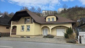 Ponúkame na predaj menší rodinný dom s dvoma nadzemnými podl
