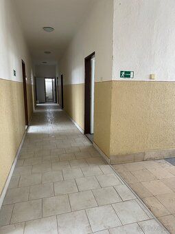 Ponúkame na predaj budovu, ktorá ponúka zázemie pre väčšiu s