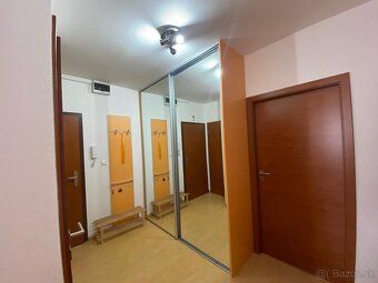 Byt sa nachádza na 1. nadzemnom podlaží v radovej bytovke, č