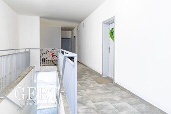 PRENÁJOM - Pekný dvojizbák s vlastným parkovacím miestom na 