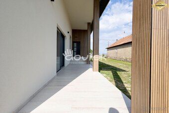 VYSOKÝ ŠTANDARD, VEĽKORYSÝ PRIESTOR A ŠTÝLOVÉ DETAILY
Modern