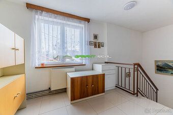 Ponúkame na predaj 4 -izbový byt,  horné podlažie v rodinnom