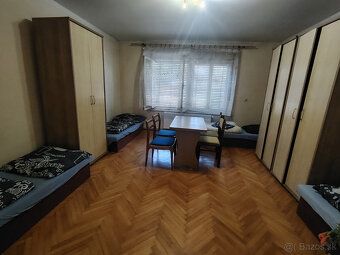 Prenájom 4 izbový dom v centre mesta Šurany. 4 x izba, kuchy