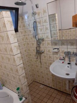 Ponúkame na predaj rodinný dom situovanú na polosamote v krá