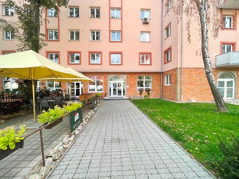 Ponúkame na prenájom menšiu kanceláriu 15,4 m2, p.4/4 s výťa