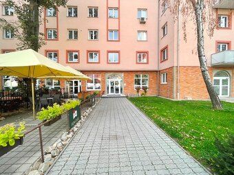 Ponúkame na prenájom menšiu kanceláriu 15,4 m2, p.4/4 s výťa