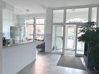 Ponúkame na prenájom menšiu kanceláriu 35 m2, p.1/4 s výťaho