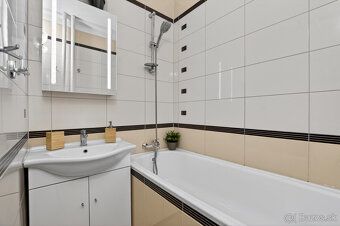Typ: 3-izbový byt Ulica: Sklenárova 8 Obec: Bratislava-Ružin