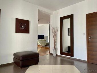 Ponúkame na prenajom výnimočnú modernú vilu nachádzajúcu sa 