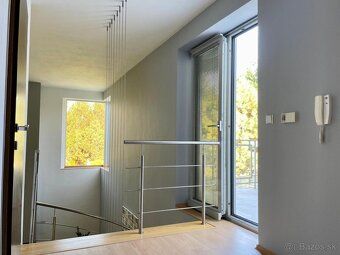 Ponúkame na prenajom výnimočnú modernú vilu nachádzajúcu sa 