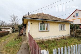 Predám 3 izbový dom s pozemkom 2600 M2 veľkou záhradou v obc