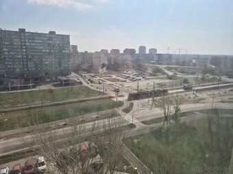 Garzónka sa nachádza na Vígľašskej ulici, pri konečnej zásta