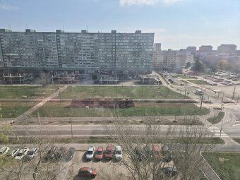 Garzónka sa nachádza na Vígľašskej ulici, pri konečnej zásta
