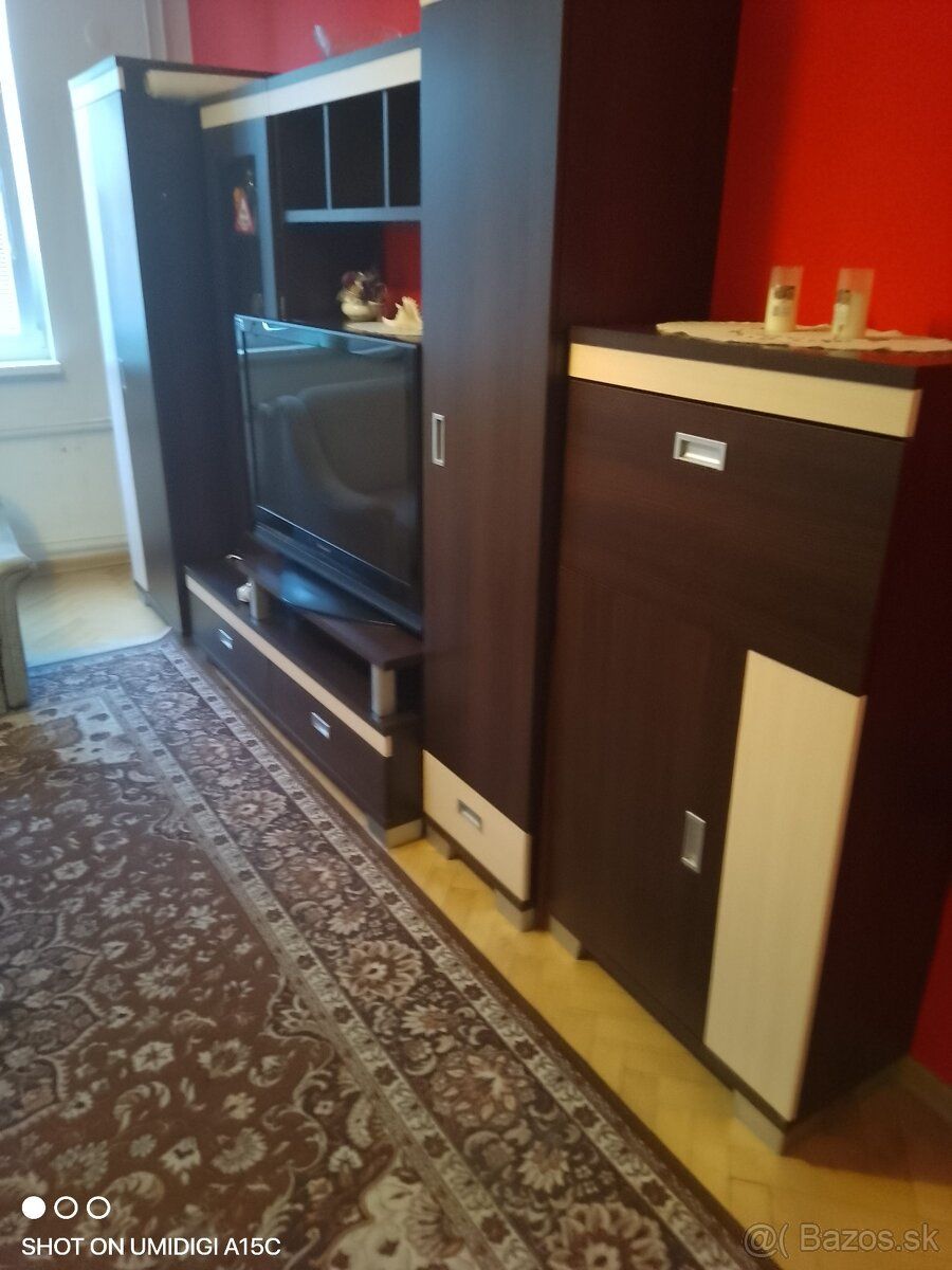 Byt v pôvodnom stave s balkónom sa nachádza na 3.poschodí v 